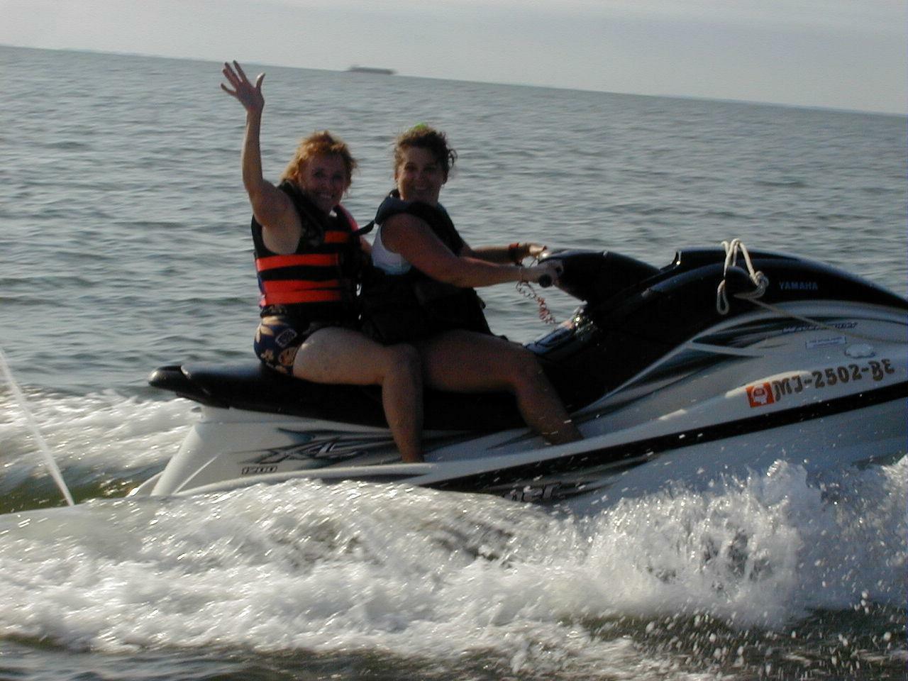 13_Agnes_Jetski